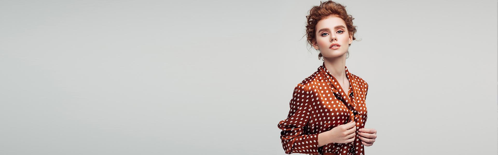 pani w w bluzce w groszki białe